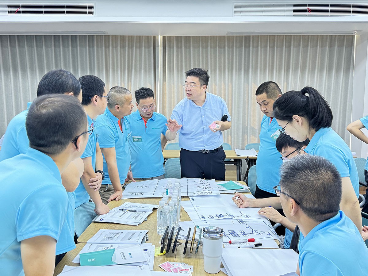 Mr. Ding Yunfeng leads the trainees in a practical exercise